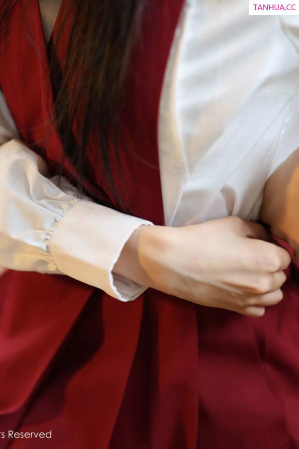   [XiuRen]高清写真图 2025.04.29 No.10215 茂木希子 性感红裙第25张图片